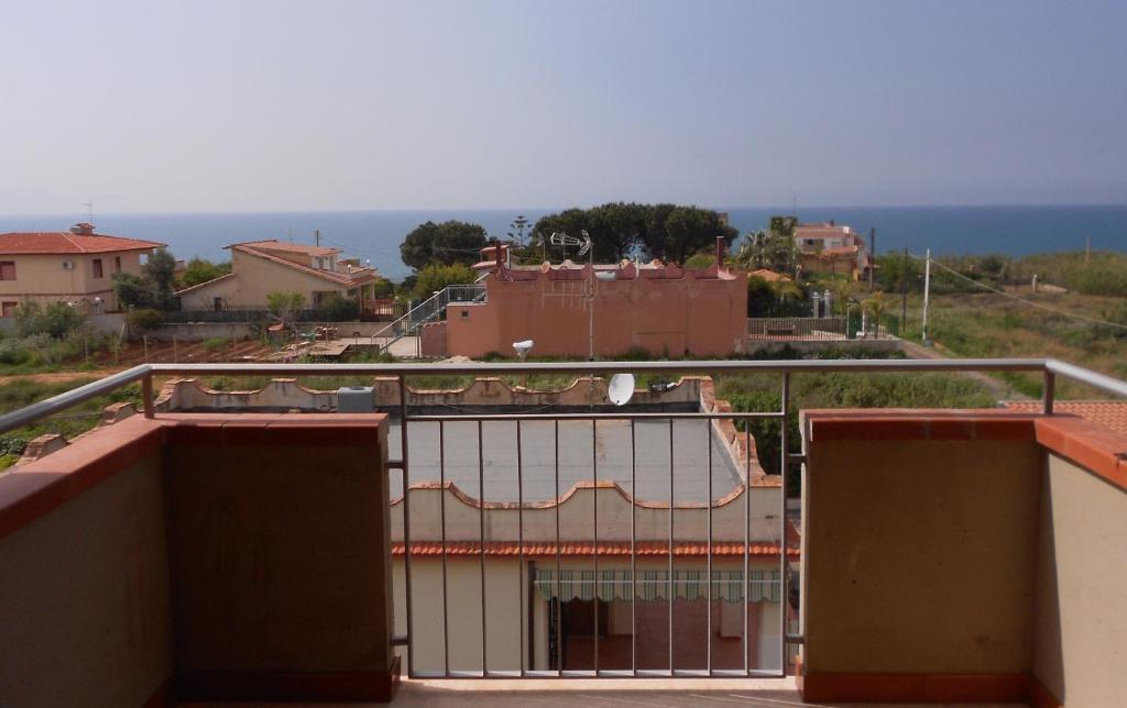 Yellow House — Hotel in Trappeto