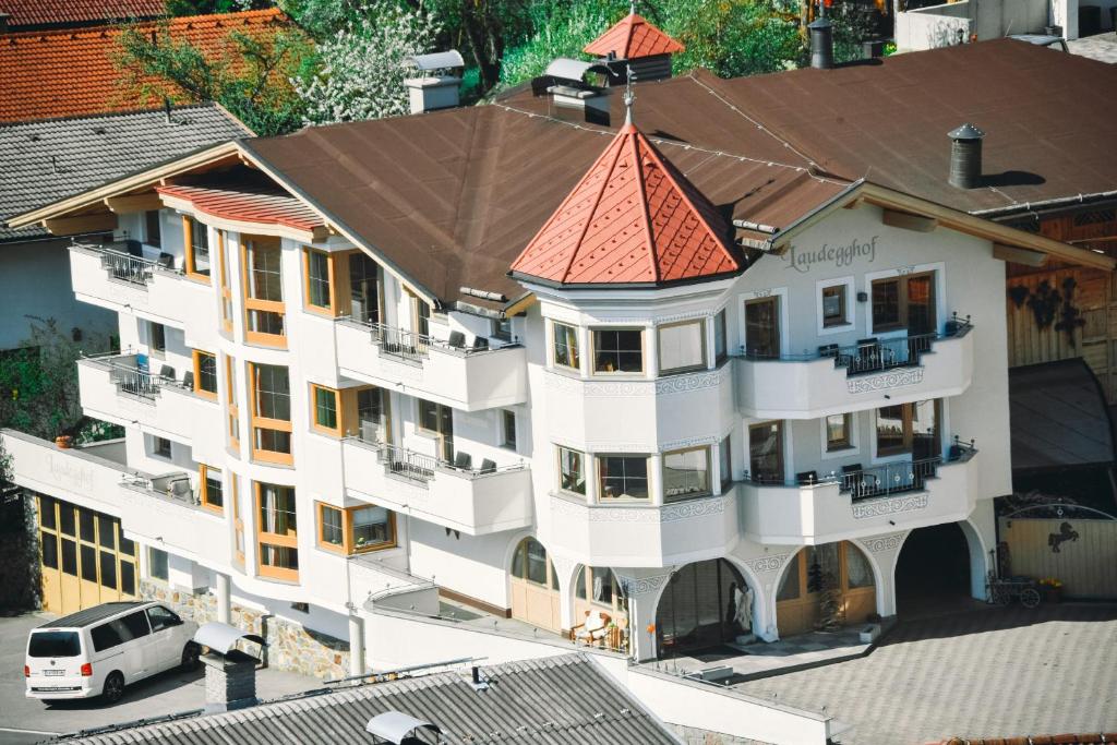 LAUDEGGHOF Ladis, Ladis