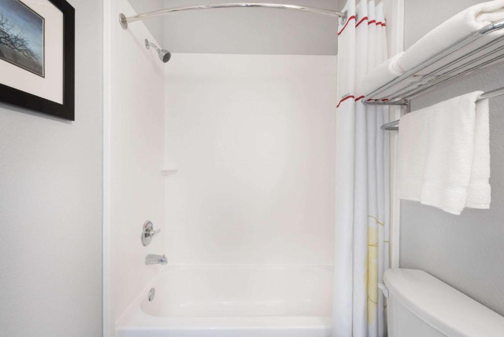Hawthorn Suites by Wyndham Midland photo
