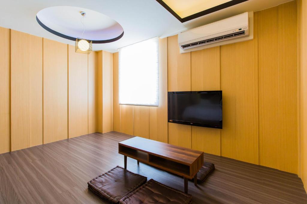 Shared lounge/TV area