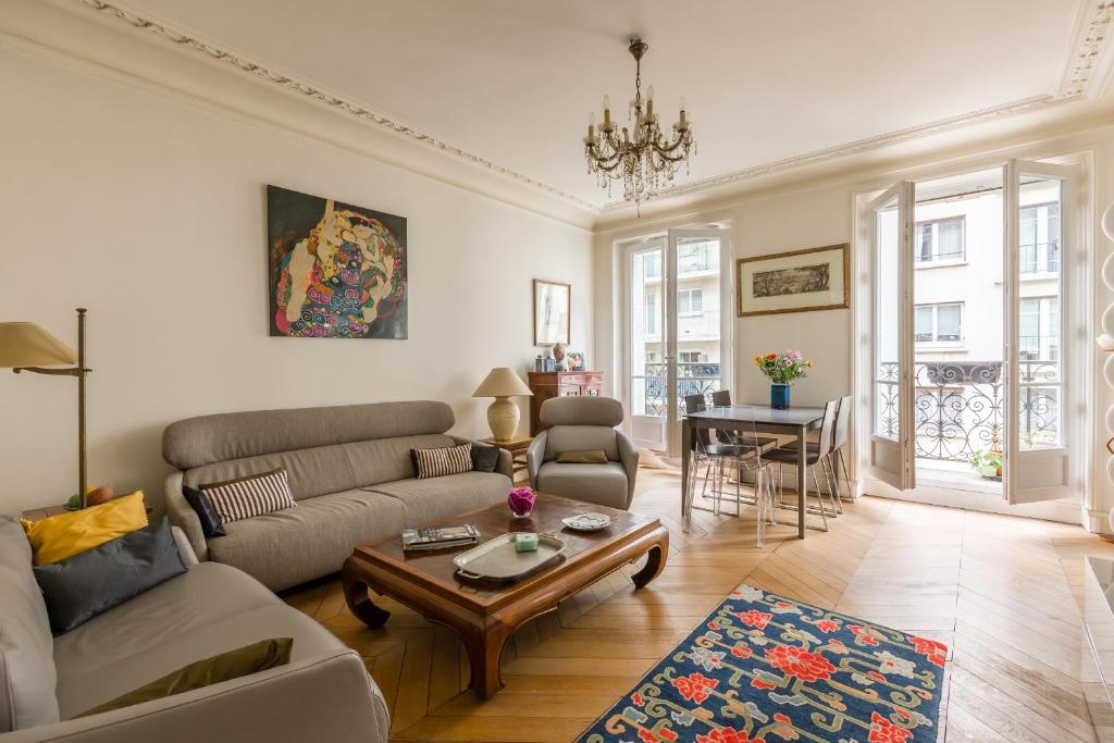 Guestroom, Ambassador Hideaway in Paris