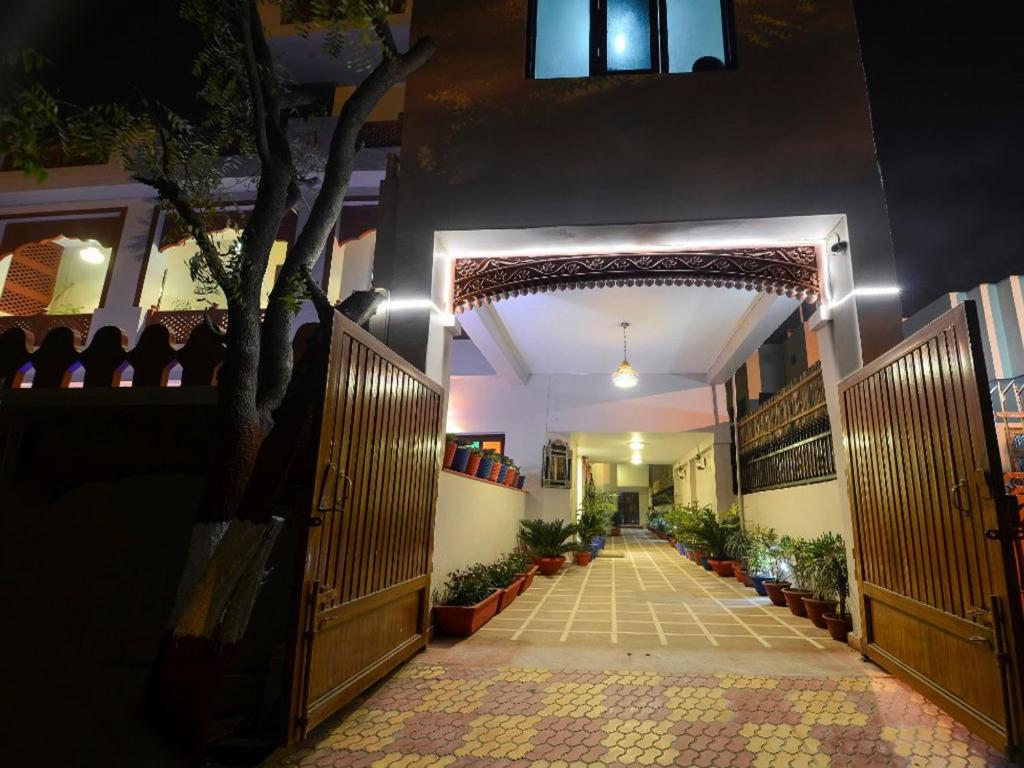 タージ ハベリ アグラ ホテル (Taj Haveli Agra Hotel) エントランス