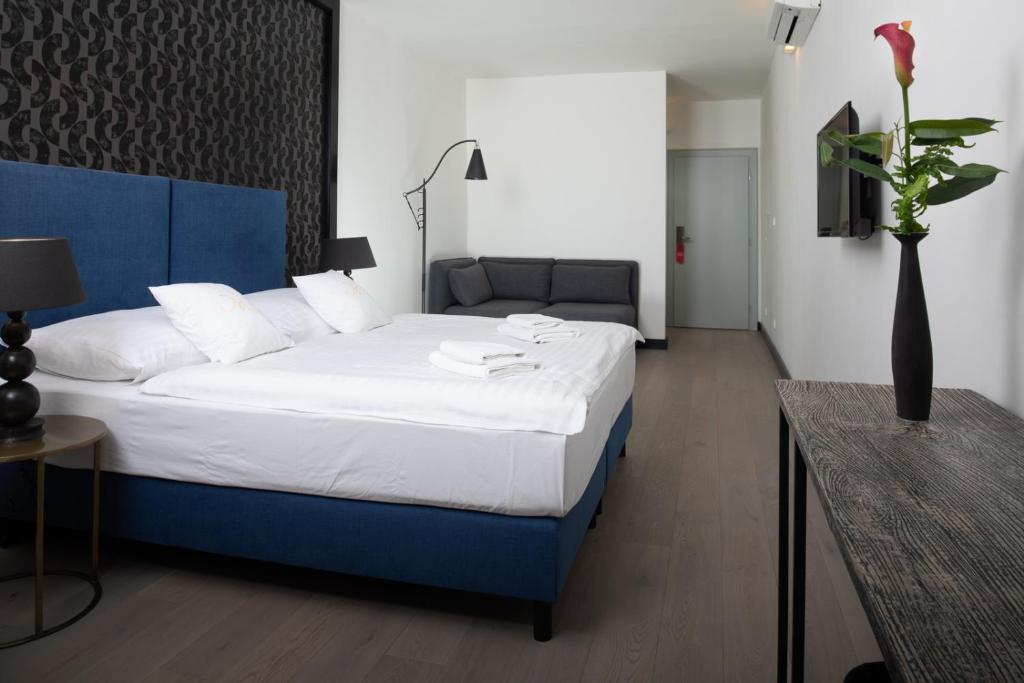 Antik Hotel Prague — Hotel rooms in Prague, Prague