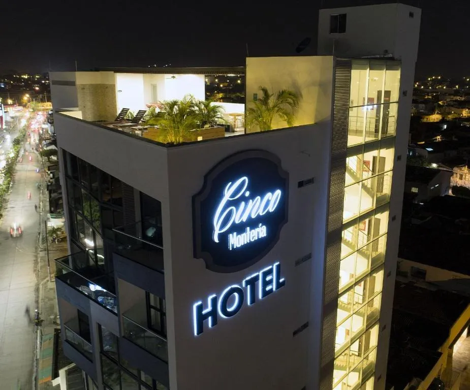 Hotel Cinco Monteria，位于蒙特里亚的酒店