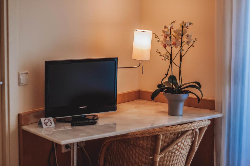 Hotel Ancora — Hotel rooms in Palamos, Catalonia