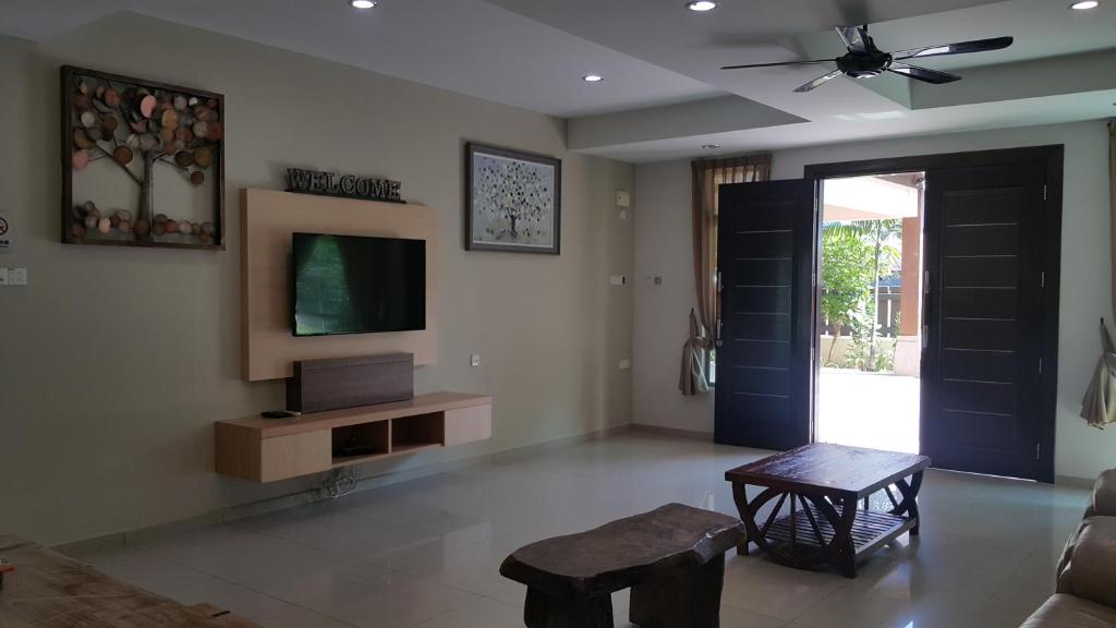 Shared lounge/TV area