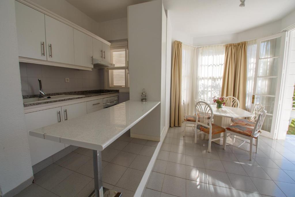 Lagos de Fañabé Beach Resort — Hotel rooms in Costa Adeje, Canary Islands