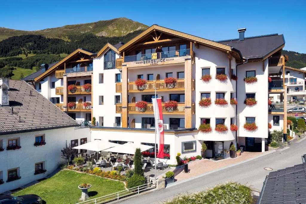 Hotel Bergblick 4 Sterne Superior, hotel in Fiss