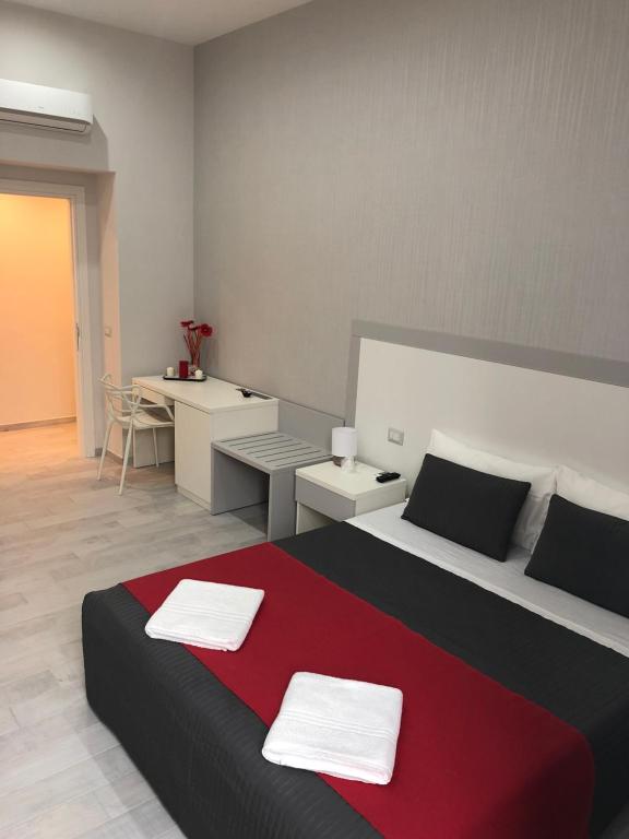 Chiaia Guest House — Hotel in Naples