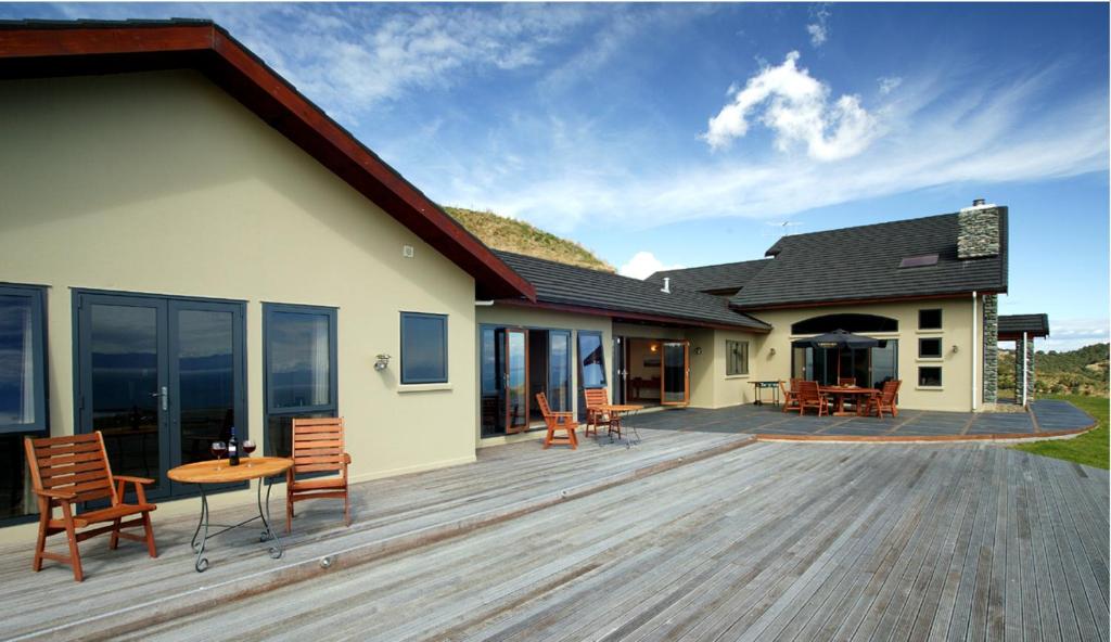 Exterior view, Parautane Lodge in Nelson