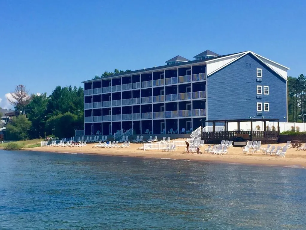 The Baywatch Resort，位于特拉弗斯城的酒店