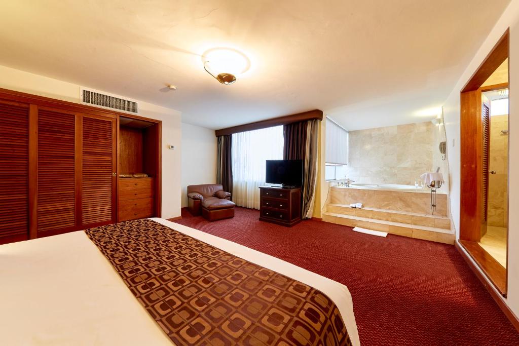 Thunderbird Carrera Hotel & Casino