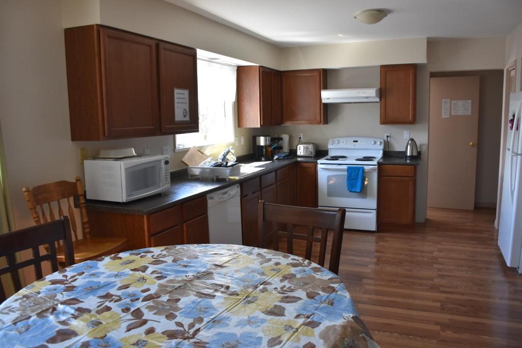 Kitchen, North Coast Trail Backpackers Ltd in Port Hardy (BC)