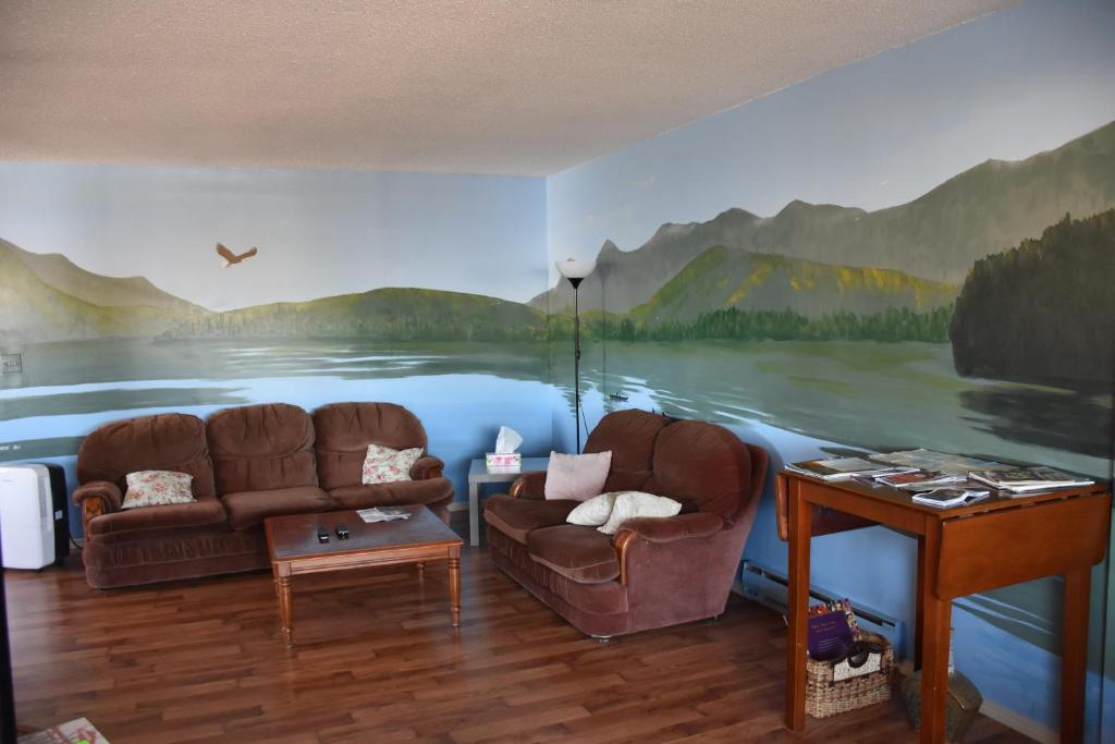 Shared lounge/TV area, North Coast Trail Backpackers Ltd in Port Hardy (BC)