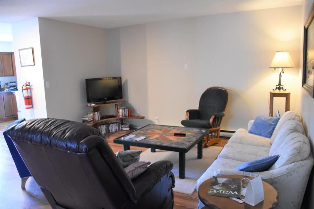 Shared lounge/TV area, North Coast Trail Backpackers Ltd in Port Hardy (BC)