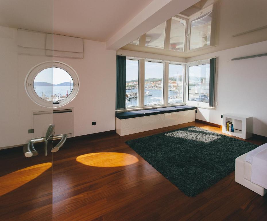 Superb main square residence, Betina