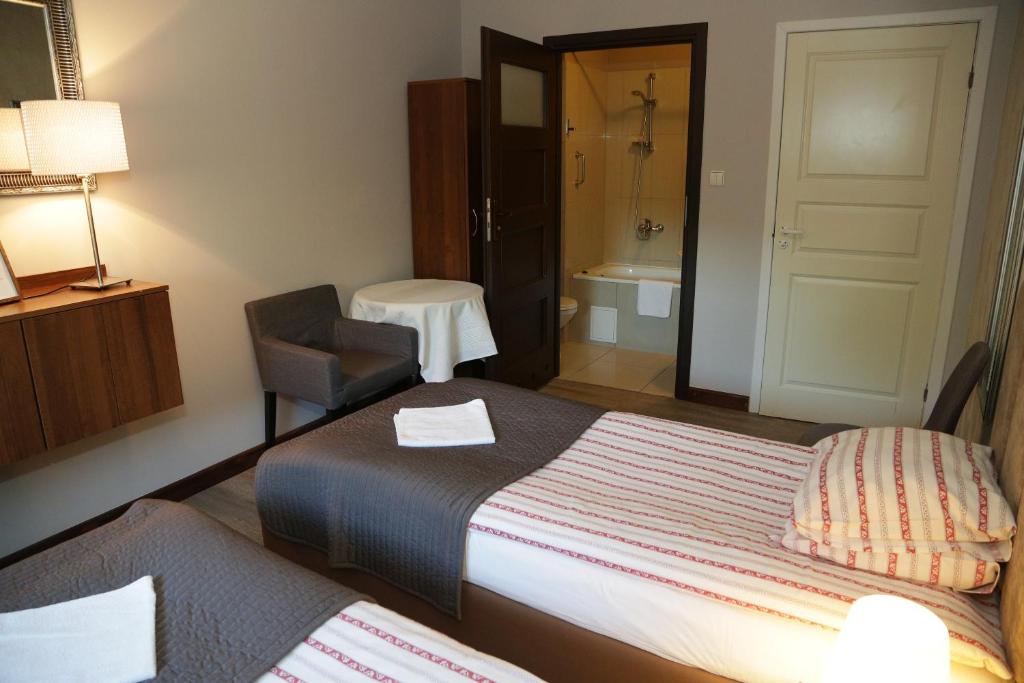 Quarto com 2 Camas de Solteiro e Banheira