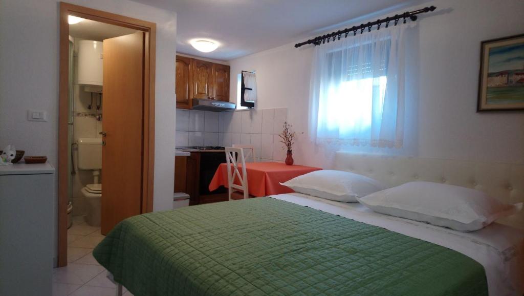 Apartment Marija — Hotel in Trogir