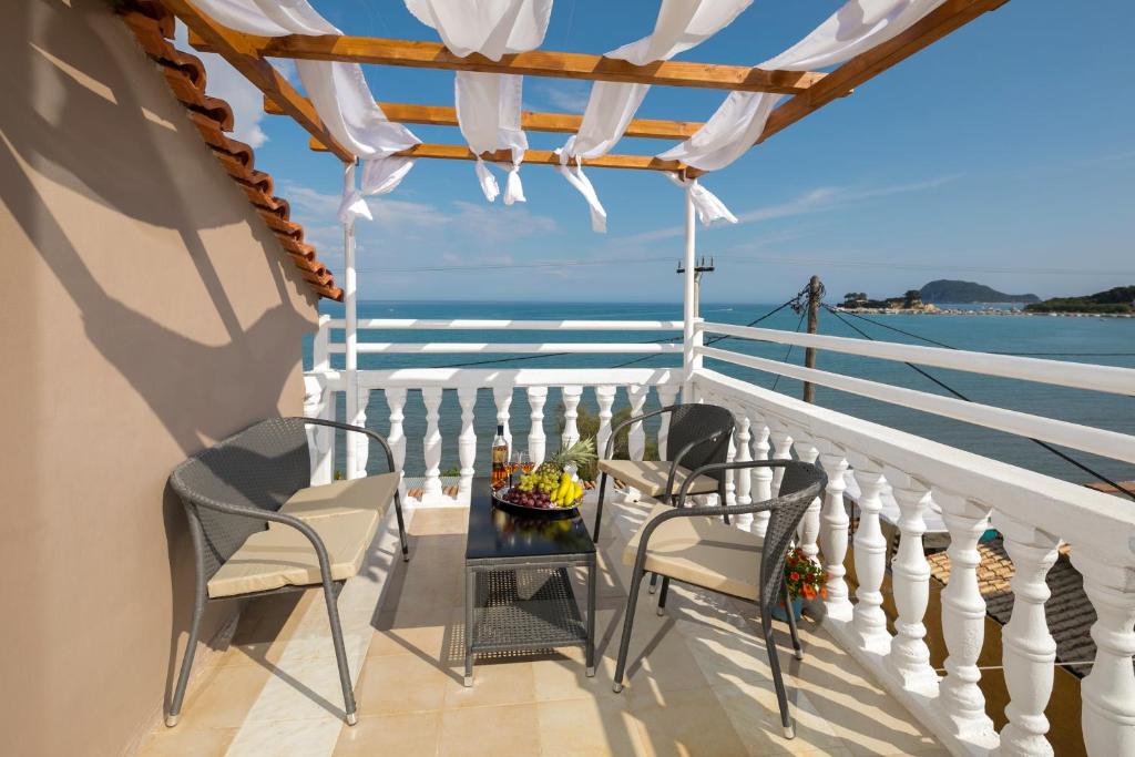 MARE BLU STUDIOS &amp; SUITES — Hotel in Zakynthos Island