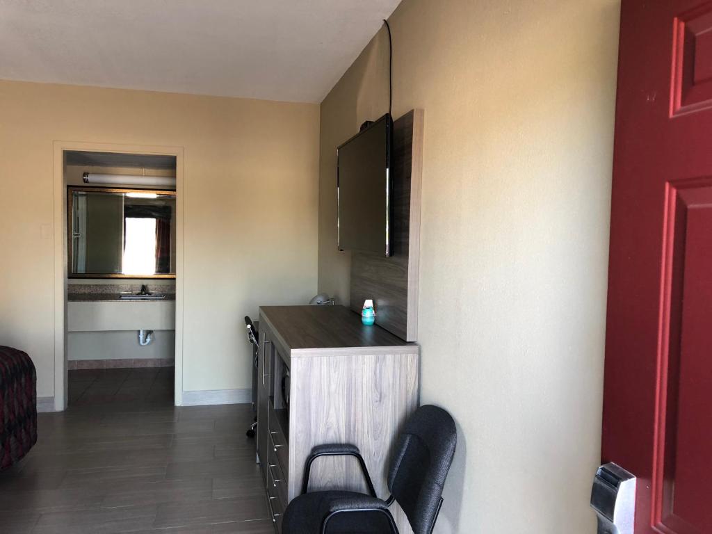Americas Best Value Inn photo