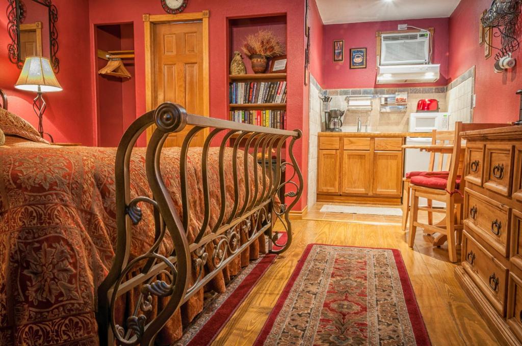 Holiday Lodge on Canyon Lake — Hotel in Canyon Lake (TX)