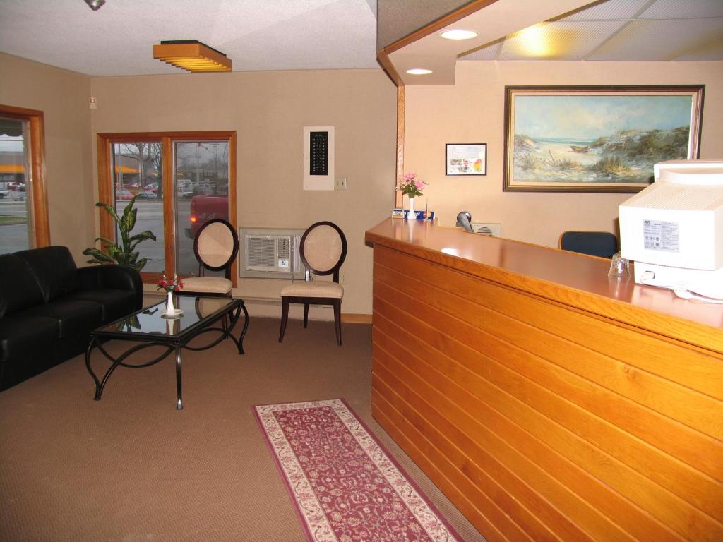 Seven Oakes Motel photo