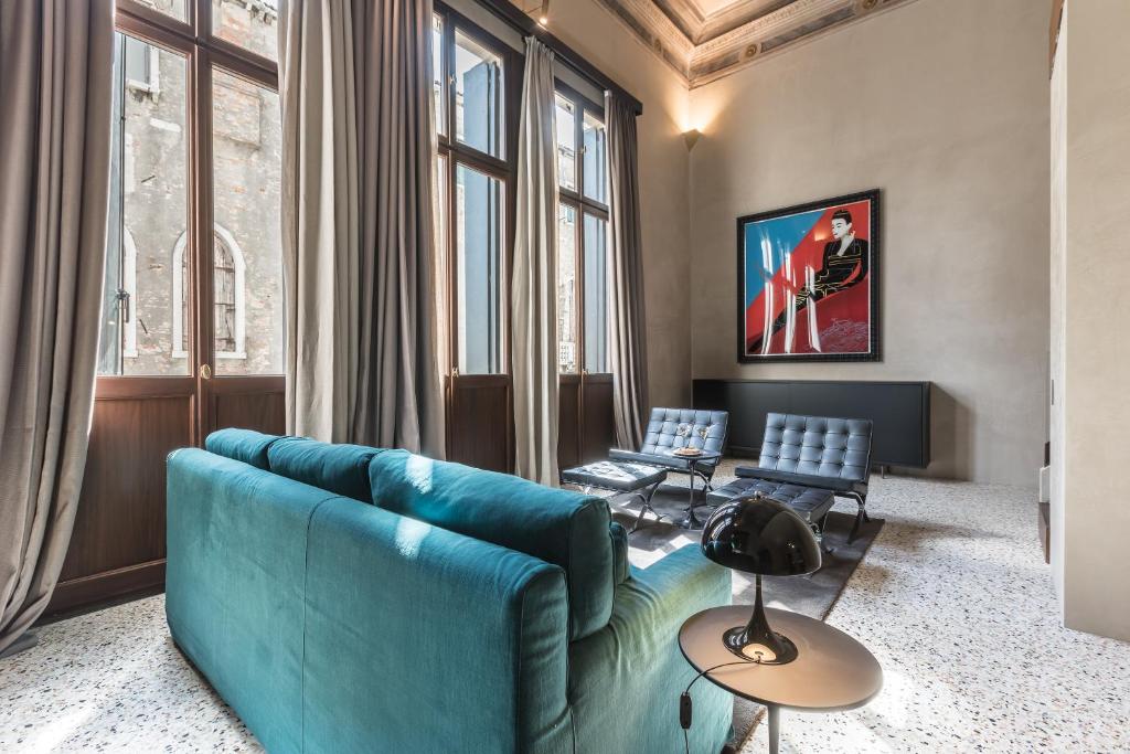 Exquisite Pied-à-Terre with Balcony and Canal View - 4