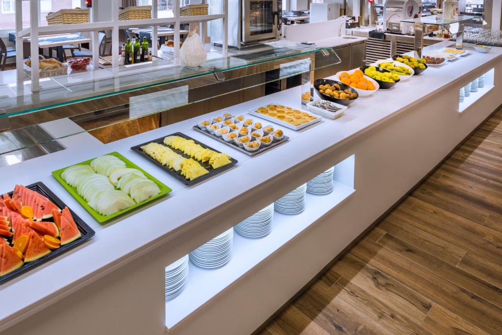 Hotel Oasis Park Splash — Restaurant & bars in Calella, Catalonia
