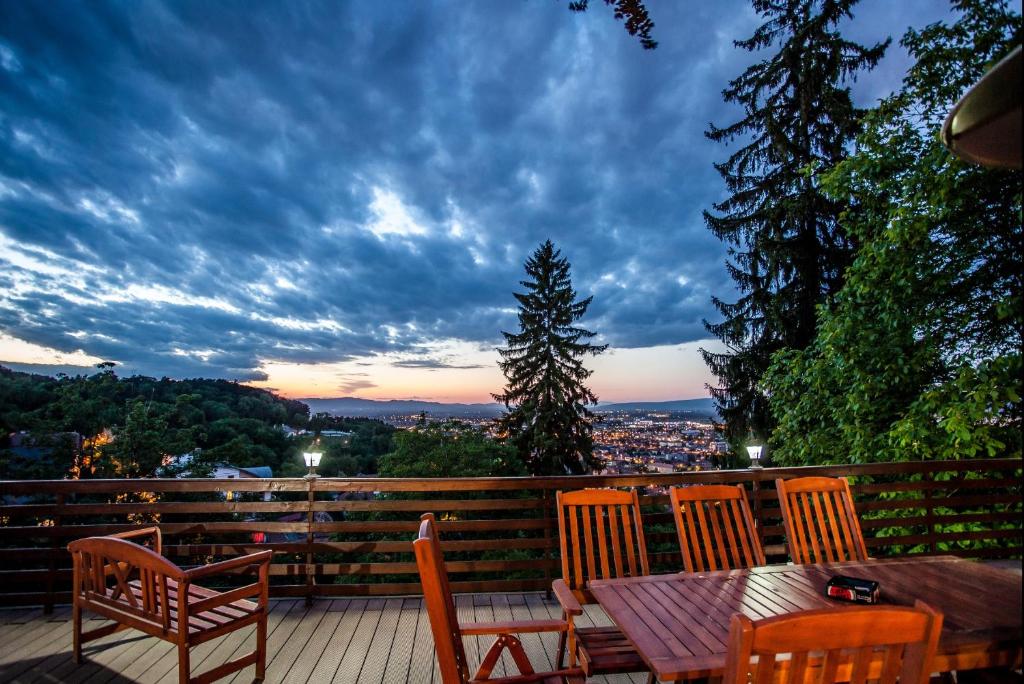 Splendor in the forest — Hotel in Brasov