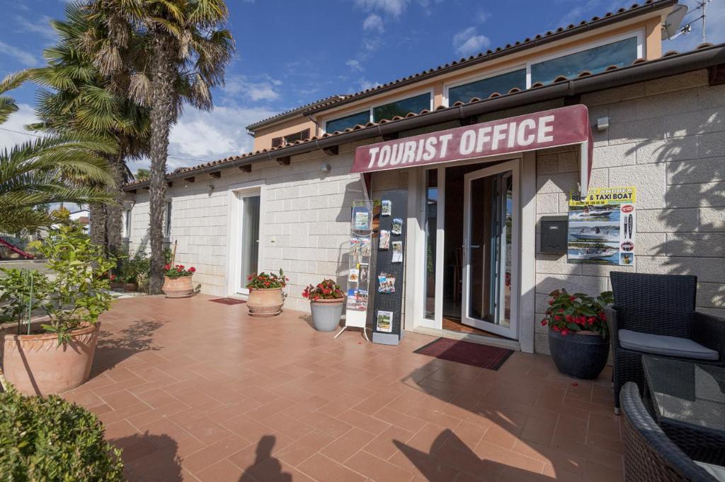 Apartments Kori — Hotel in Funtana