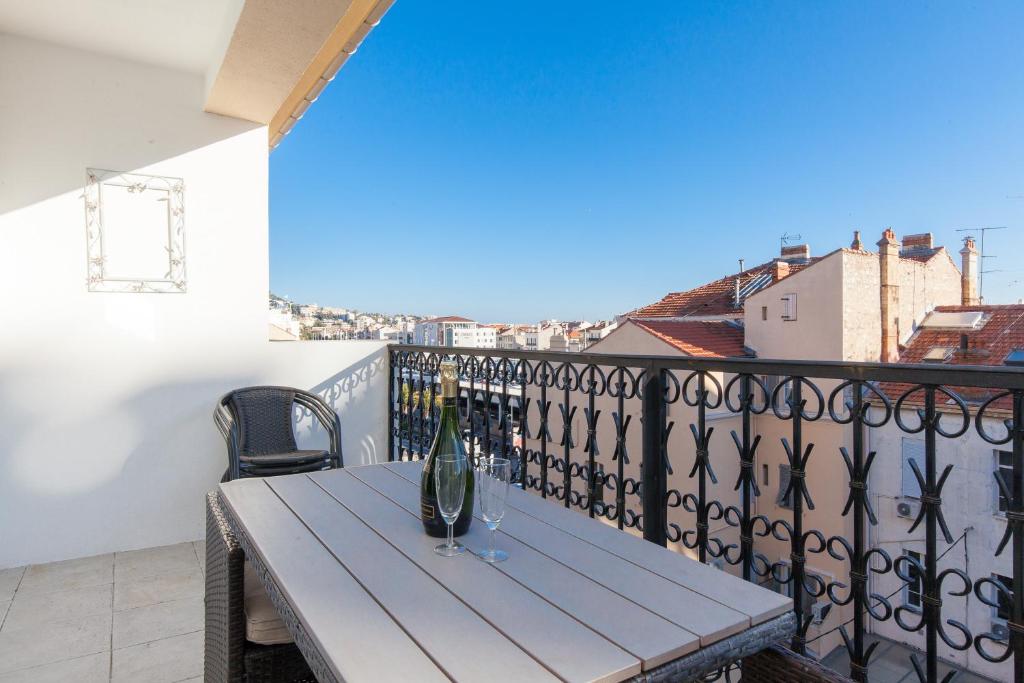 Cocooning 3 pieces duplex 3 etoiles calme centre ville a 5mn plages et Palais photo