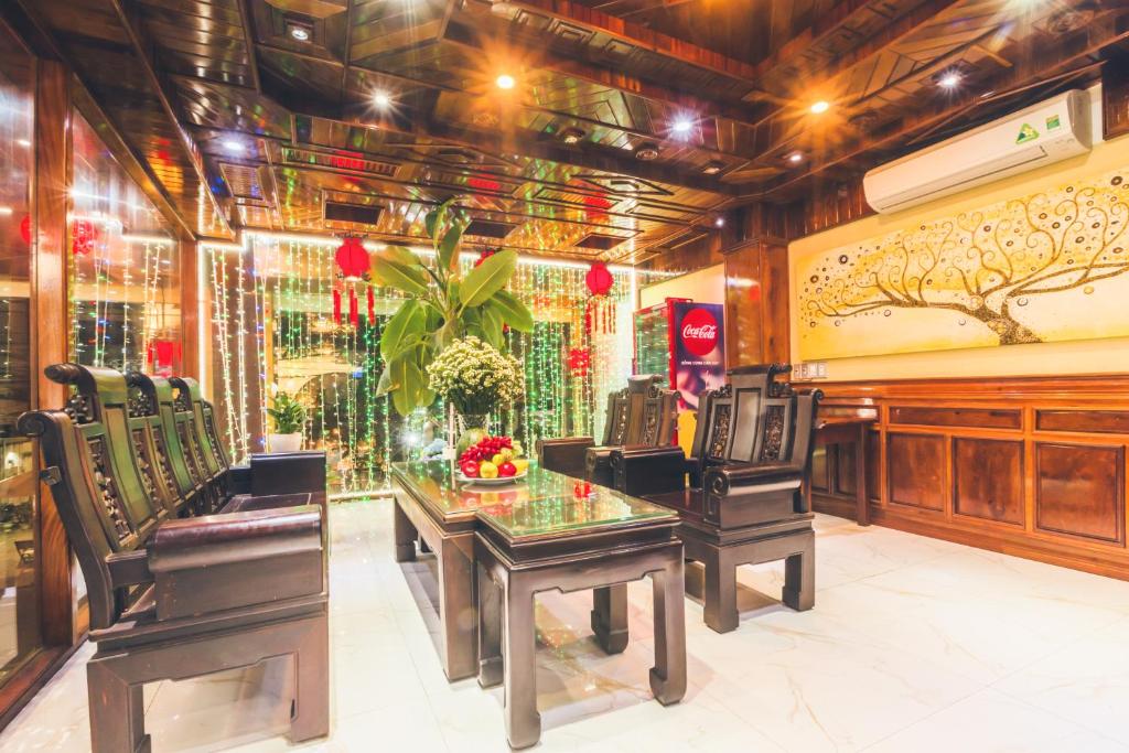 Khách Sạn San San