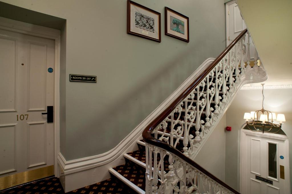 Cabot Court Hotel Wetherspoon photo