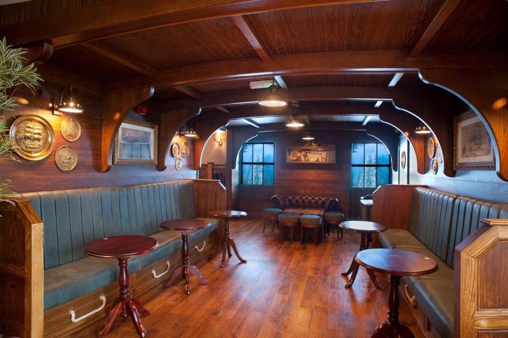 Cabot Court Hotel Wetherspoon photo