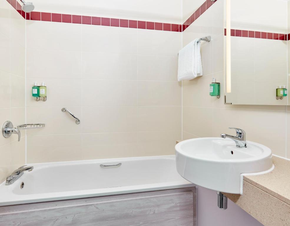 Leonardo Hotel Swindon photo