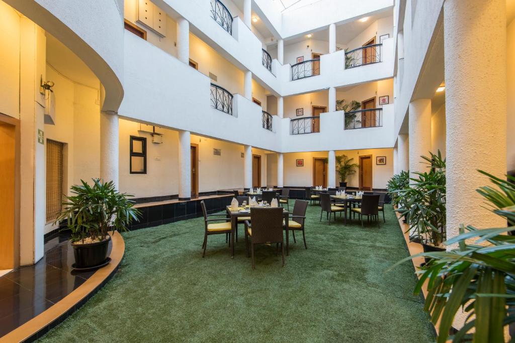 Restaurant, Hotel Phoenix in Pune