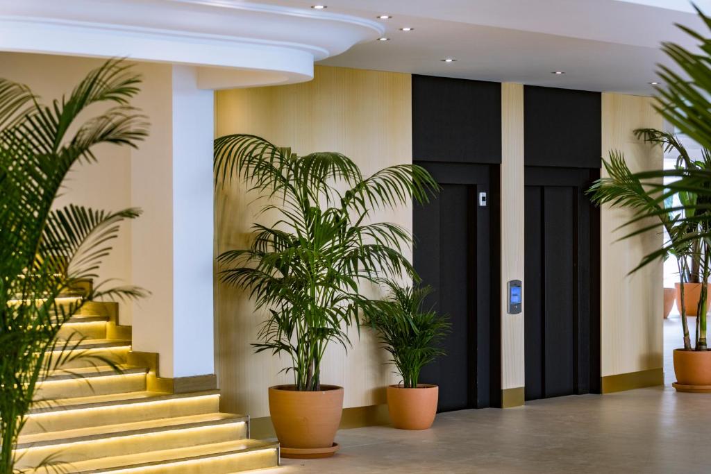 Mediterraneo Bay Hotel & Resort — Hotel building in Roquetas de Mar, Andalusia