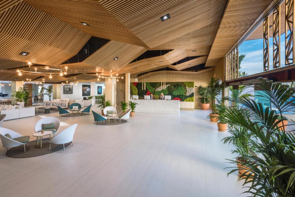 Mediterraneo Bay Hotel & Resort — Hotel building in Roquetas de Mar, Andalusia