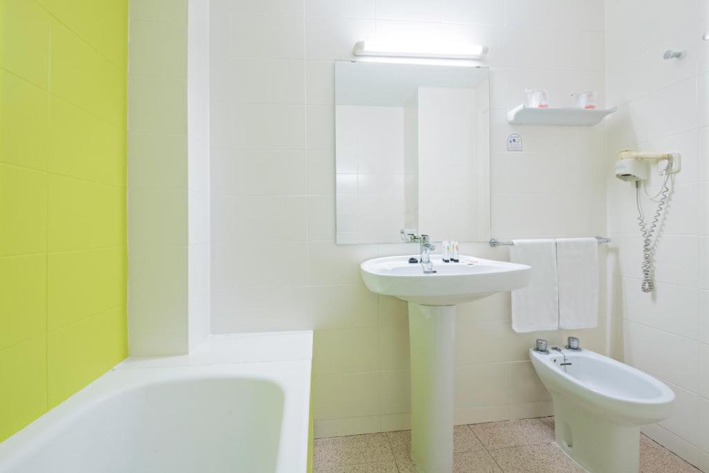 azuLine Hoteles Mar Amantis & II — Hotel rooms in San Antonio, Balearic Islands