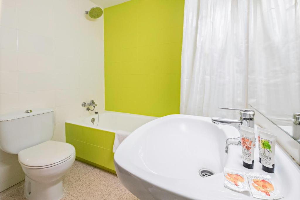 azuLine Hoteles Mar Amantis & II — Hotel rooms in San Antonio, Balearic Islands