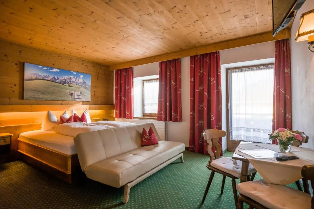 Pension Hüttwirt, hotell sihtkohas Kössen