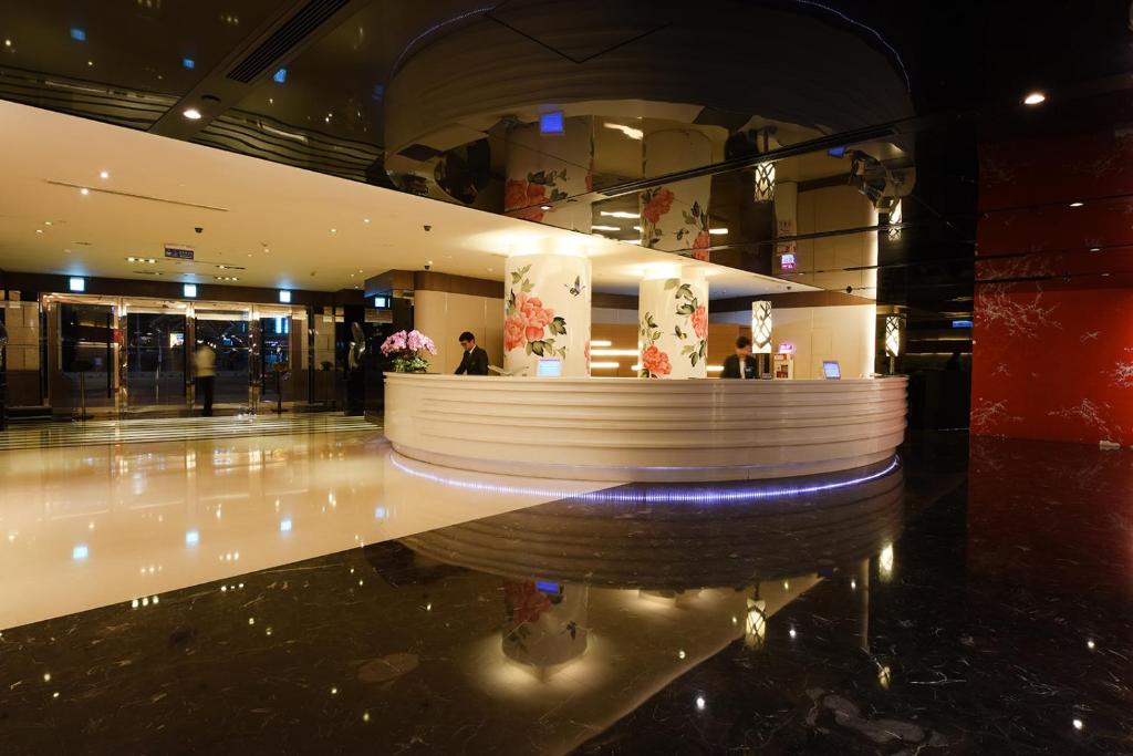 시저 파크 호텔의 우아한 객실 내부