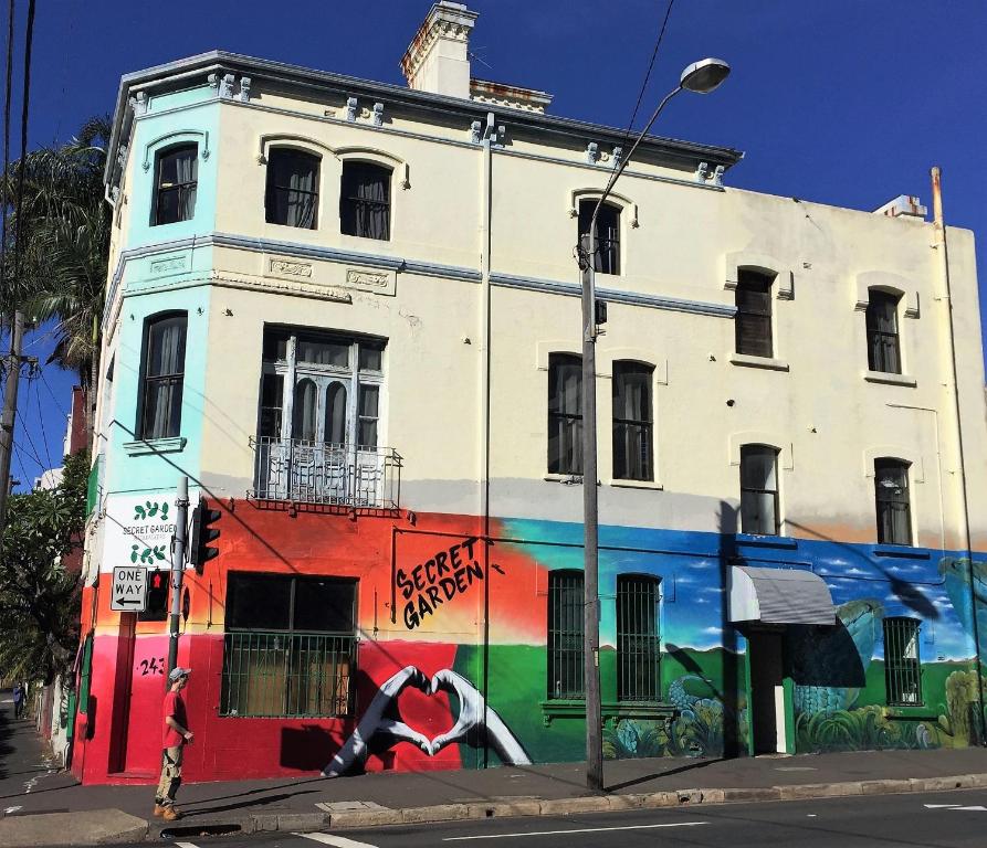 Exterior view, Secret Garden Backpackers in Sydney