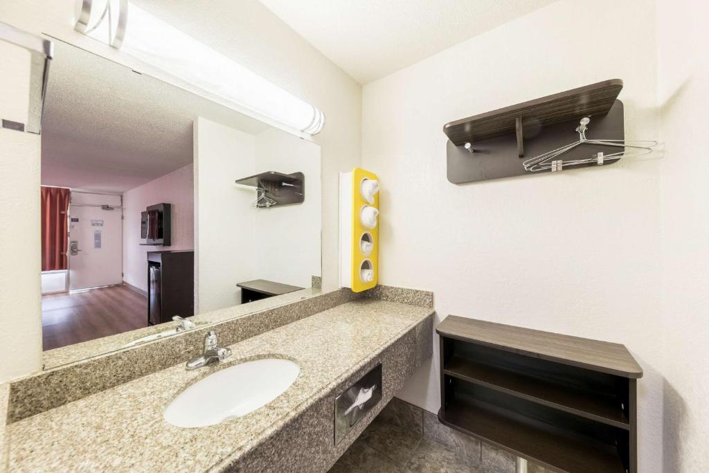 Motel 6-Oklahoma City, OK - Bricktown photo