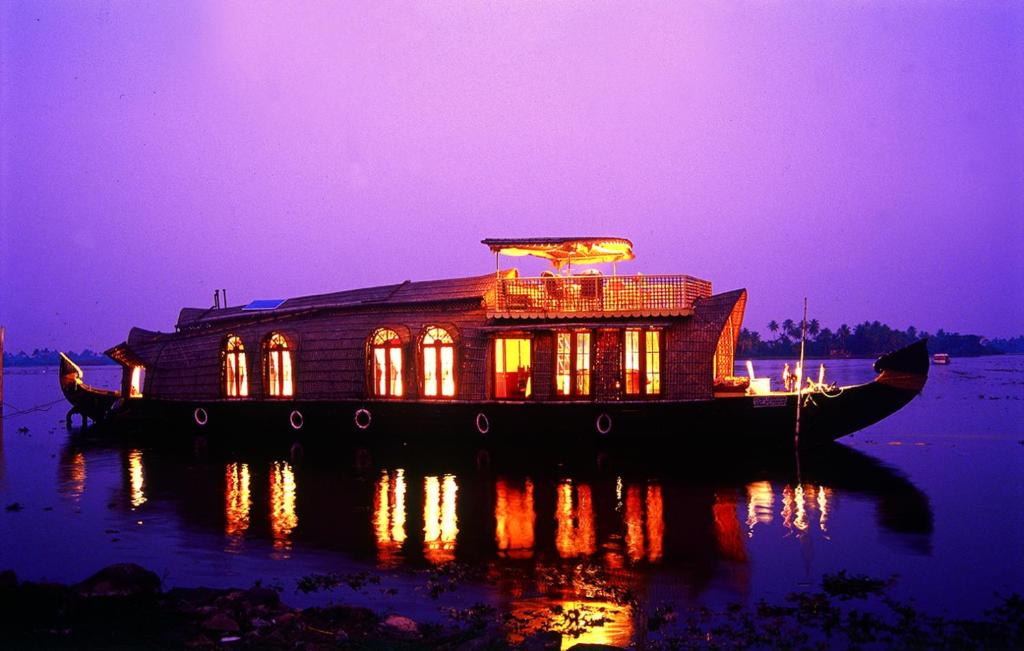 Soma Hamsam House Boat — Hotel in Alleppey