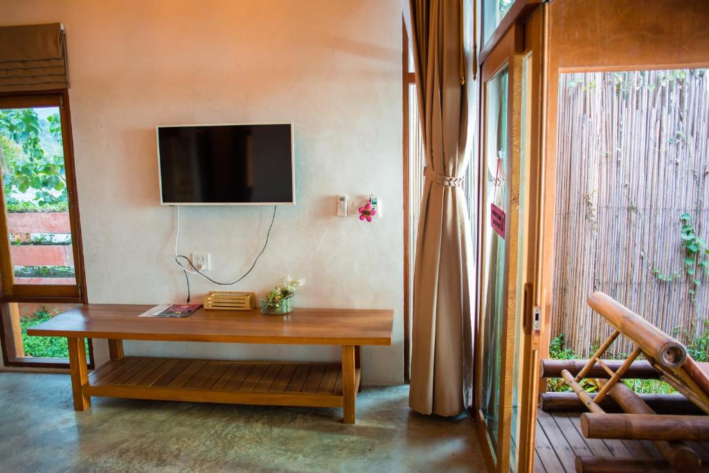 Shared lounge/TV area