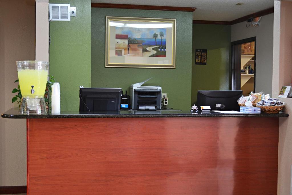 Super 8 By Wyndham Tilton/Lake Winnipesaukee photo