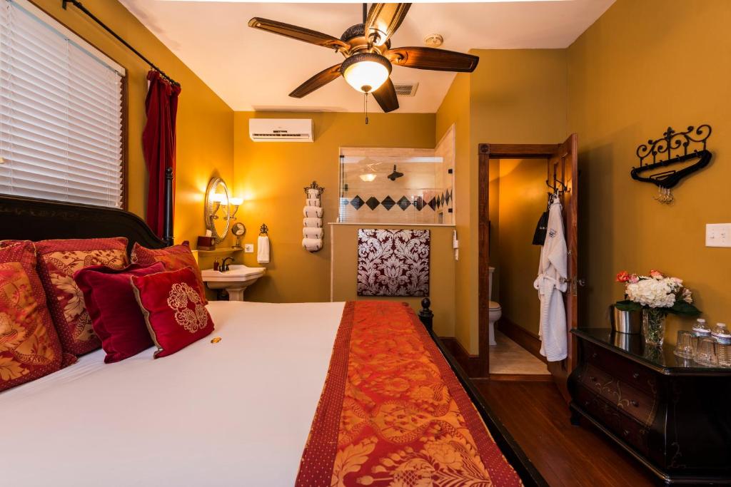 Carriage Way Inn Bed & Breakfast Adults Only - 21 years old and up photo