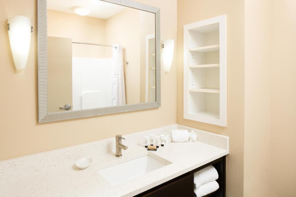 Red Lion Inn & Suites Elizabethtown Photo 11