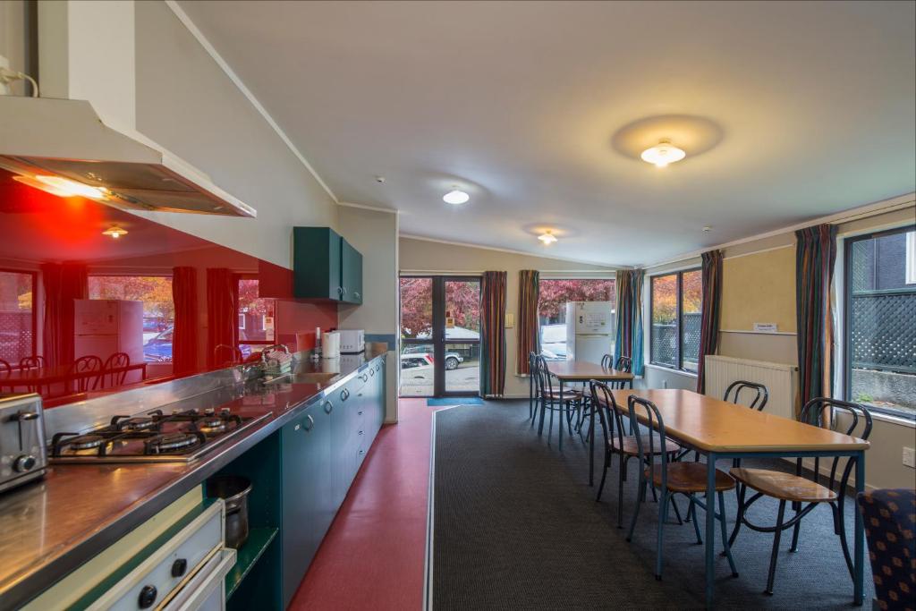 Shared lounge/TV area, Pinewood Queenstown in Queenstown